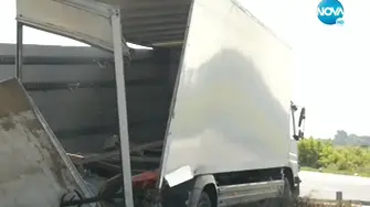Катастрофа с камиони затруднява движението по 