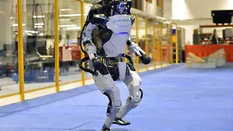 US робот хуманоид прави задно салто (ВИДЕО)