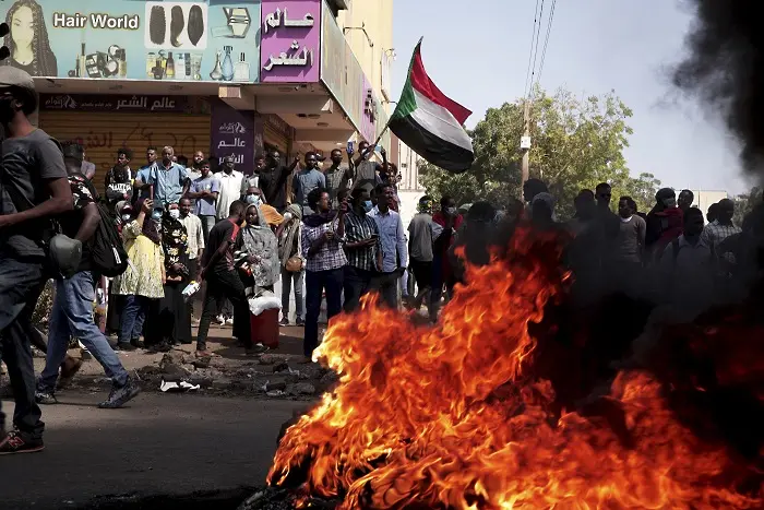 Хиляди на протест в Судан против военните (СНИМКИ)