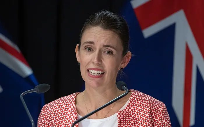 Личен пример: новозеландската премиерка отложи сватбата си и наложи нови мерки