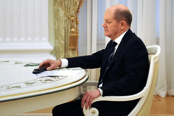Шолц разговаря един час по телефона с Путин