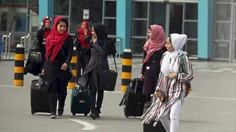 Талибаните забраняват на жените да пътуват със самолет без мъж придружител