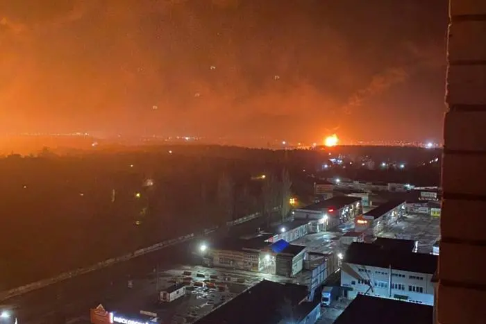 Нефтобаза в Брянск, Русия пламна през нощта