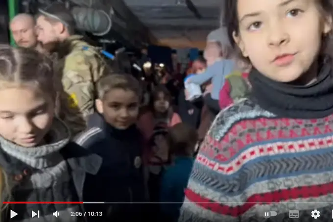 “Нещо вкусно сме донесли...” Видео показва децата в “Азовстал”