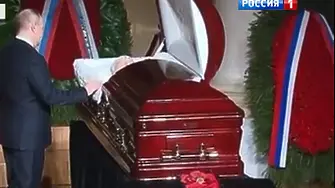 Путин положи червени рози пред ковчега на Жириновски (ВИДЕО)
