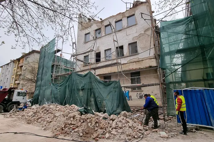 Фасада на сграда рухна в центъра на София (ВИДЕО)