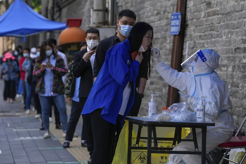 Китай: случаите на COVID намаляват, рестрикциите растат