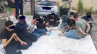 Задържаха камион с 88 нелегални мигранти в Бургас
