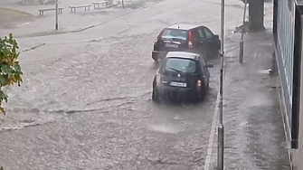 Потоп в Карлово и Сопот. Водата отнесе коли и каменни блокове