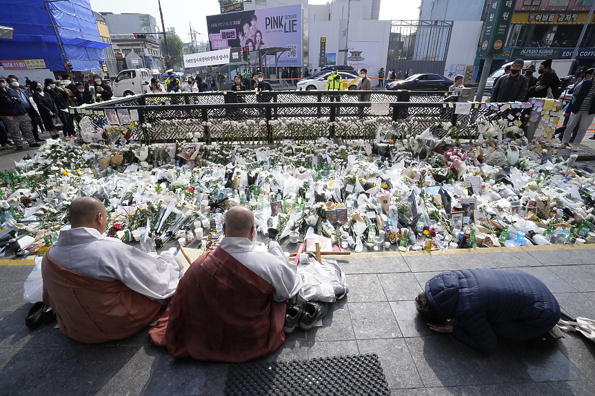 Полицията в Южна Корея призна за грешки преди смъртоносната блъсканица в Сеул