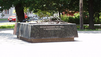 Руснаците демонтираха паметника на Гладомора в центъра на Мариупол