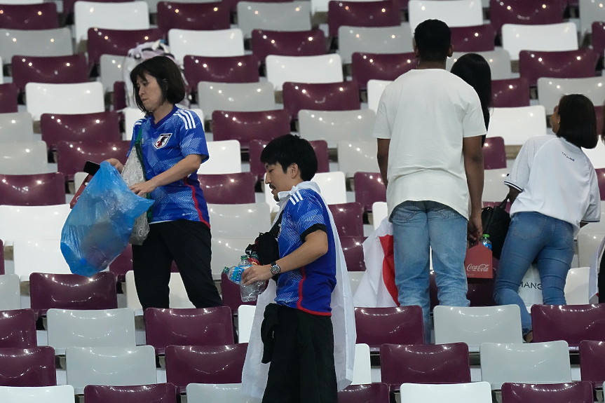 Като в Русия 2018 - японците пак чистят стадиона след мач