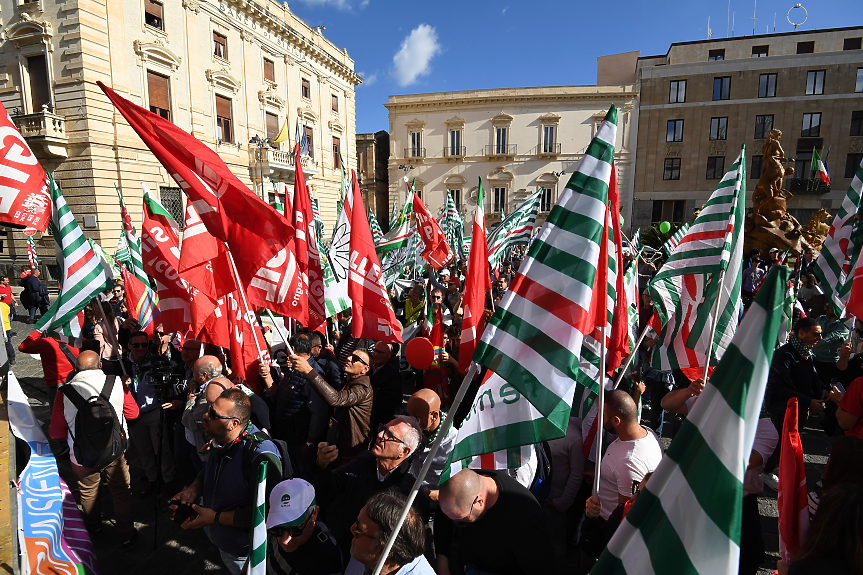 Италия се готви да национализира рафинерия на “Лукойл”