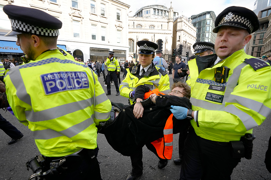 Стотици британски полицаи са заплашени от уволнение
