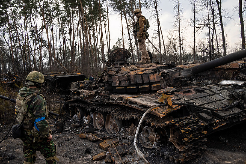 Наблюдатели: Русия може да е загубила до 50% от годните си танкове от началото на войната