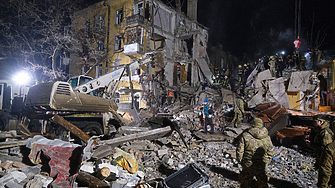 Руска ракета разрушава жилищен блок, най-малко двама убити