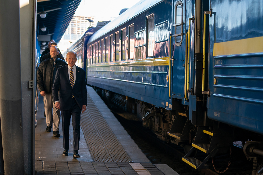 Как Байдън отиде с таен полет и нощен влак в Украйна