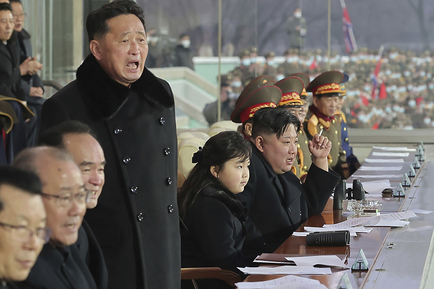 PR по пхенянски: Ким пак се появи с дъщеря си, този път на футболен мач