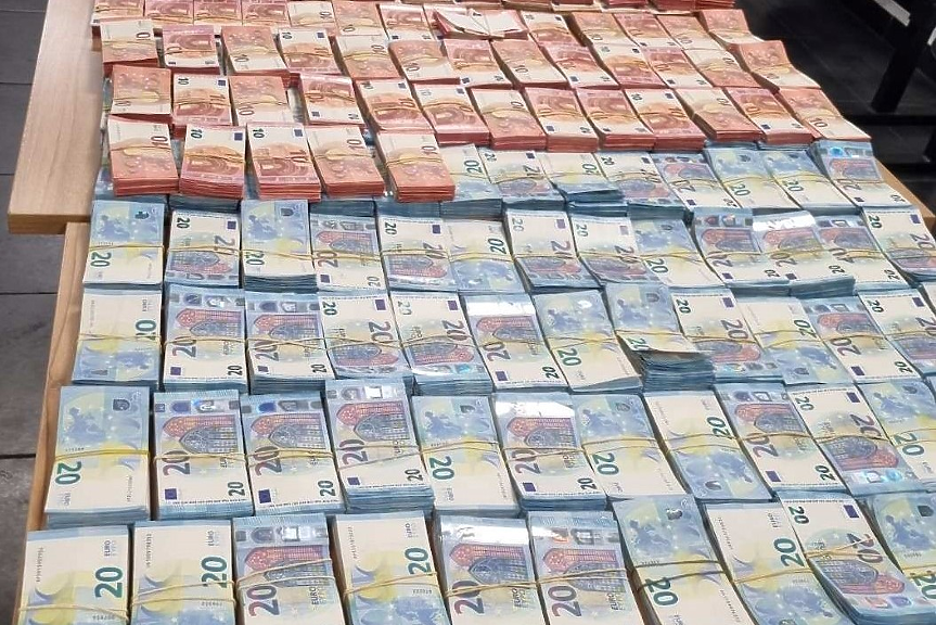 Турчин пренася над 1,5 млн. евро - дал му ги баща му, да си купи апартамент