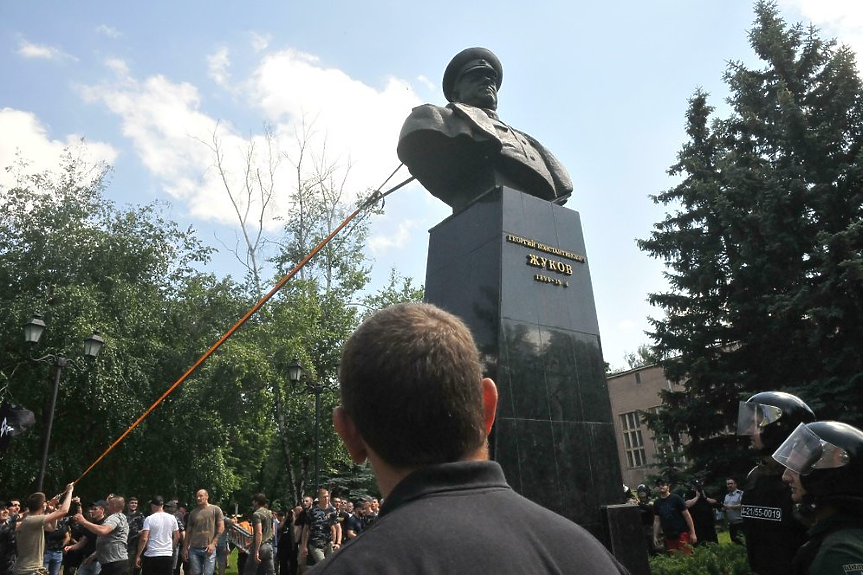 Казахстанец постави тоалетна чиния пред паметник на маршал Жуков. За Деня на победата (СНИМКИ)