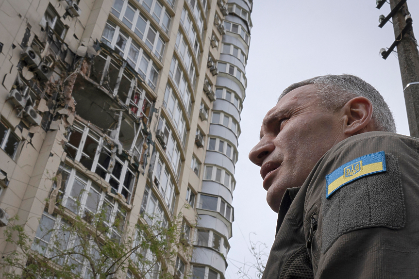 Падащи отломки по време на въздушен удар причиниха пожари в Киев