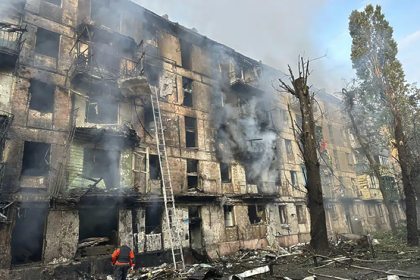 Украйна съобщава за 11 убити и десетки ранени при обстрела по родния град на Зеленски