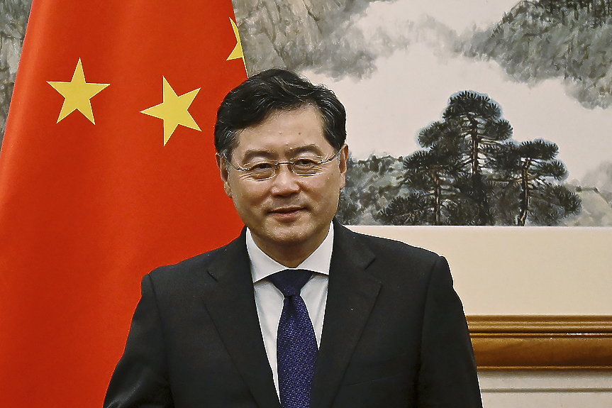 За последно видян на 25 юни. Къде е китайският външен министър?