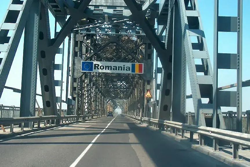 Наскоро ремонтирана част от Дунав мост се откъсна и промуши ТИР