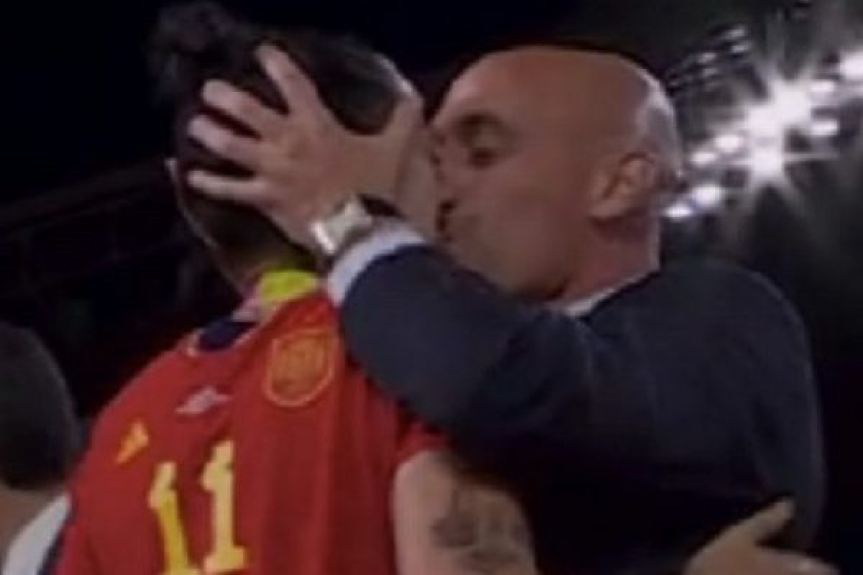 Шефът на испанския футбол обвинен в насилие – целунал състезателка по устните (ВИДЕО)