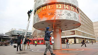 Екоекстремисти заляха с боя Световния часовник в Берлин