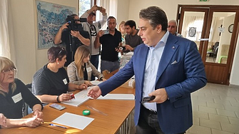 Не допуснаха Асен Василев да гласува. Не отговаря на принципа за уседналост
