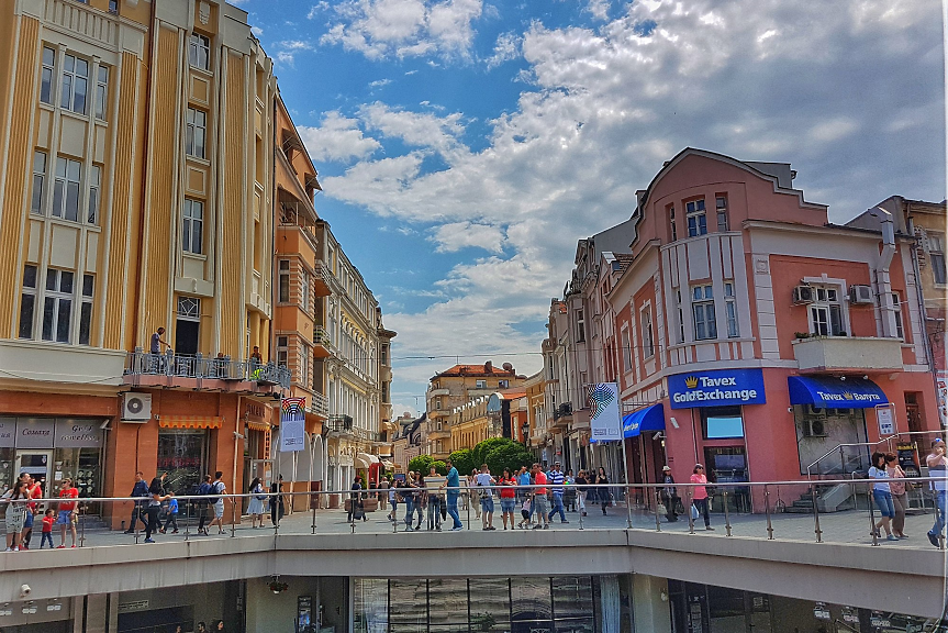 Пловдив, към 13,00 ч.: втората зебра приближава леко първата