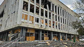 Русия бомбардира библиотека в Херсон (СНИМКИ)