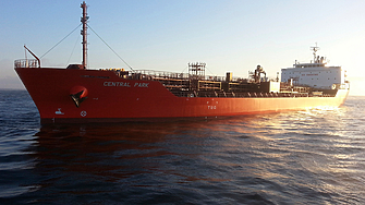 Кораб на САЩ освободи превзет в Аденския залив танкер, в чийто екипаж има и българи