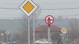 110 пътни знака само на главната в село... Имало европроект