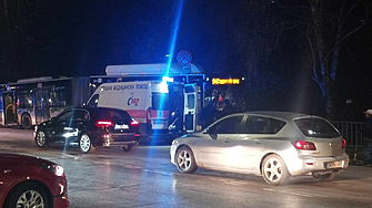 Автобус от градския транспорт блъсна кола и жена в София, 4-ма са ранени