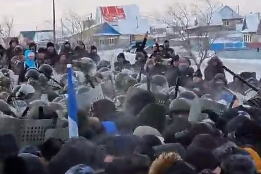 Сблъсъци между протестищи и полиция в Русия (ВИДЕО)