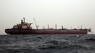 Ракета на хусите повреди петролен танкер, САЩ нанесоха нови удари