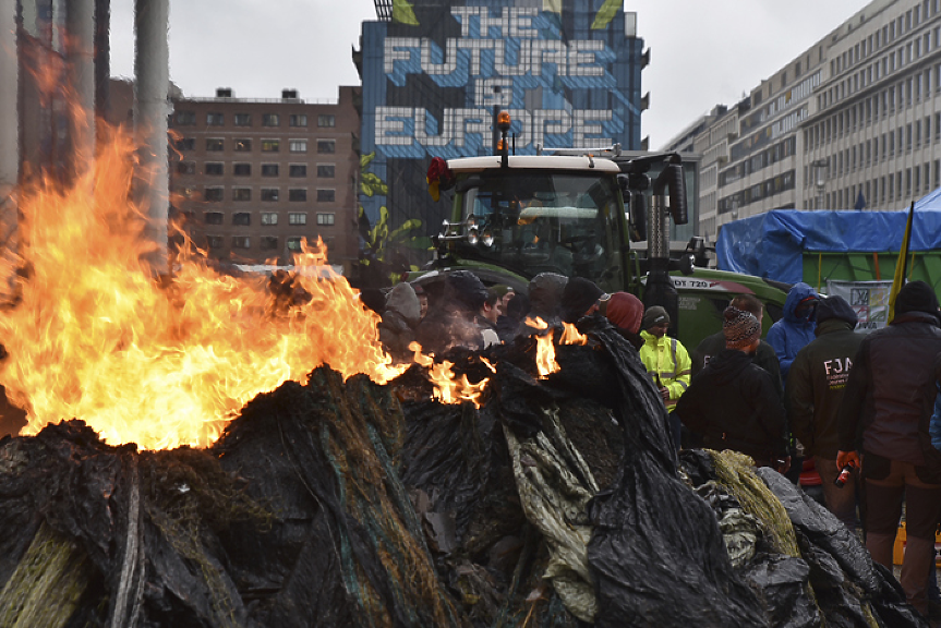 Горящи гуми и водни струи при фермерски протест в Брюксел (СНИМКИ)