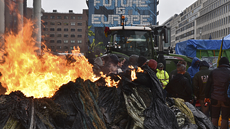 Горящи гуми и водни струи при фермерски протест в Брюксел (СНИМКИ)