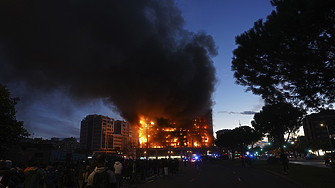 Най-малко четирима загинаха при пожар във Валенсия. Издирват се между 9 и 15 души (ВИДЕО)