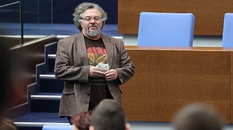 Бой в кулоарите на парламента между Манол Пейков и "Възраждане"