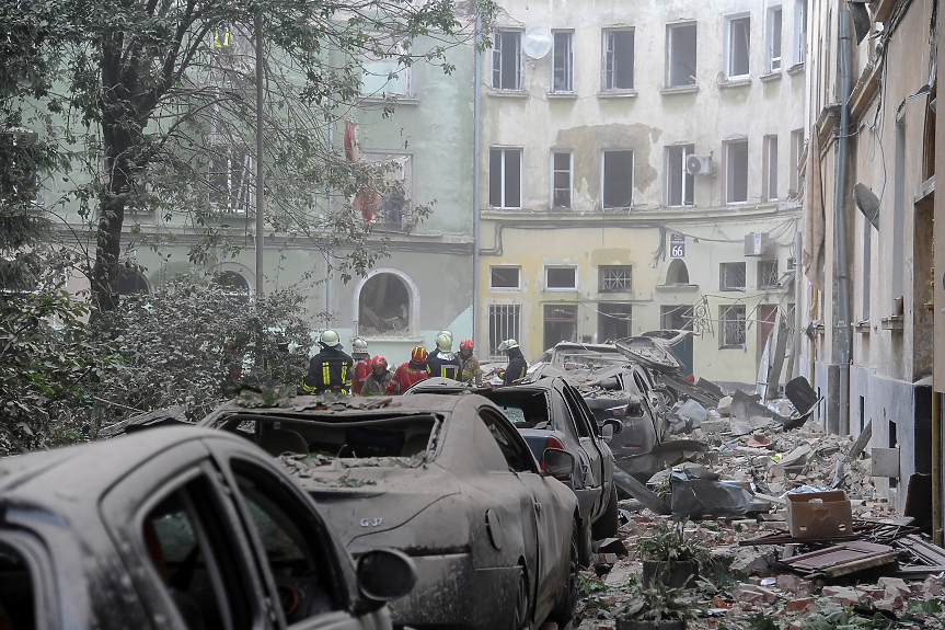 Руски удар уби най-малко един човек в Лвовска област