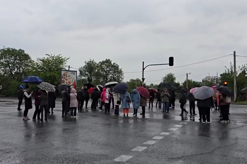 Протест заради липса на канализация блокира изхода на София