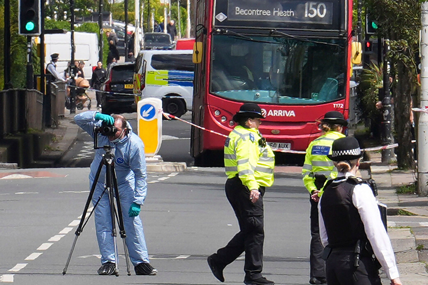 Дете загина, а четирима са ранени след нападение с меч в Лондон