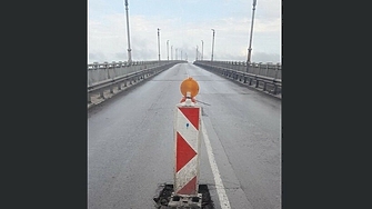 Седем коли спукаха гуми в дупка на Дунав мост