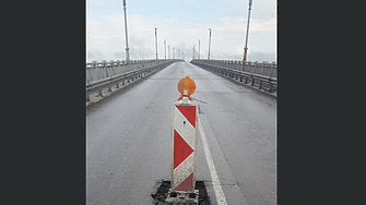 Седем коли спукаха гуми в дупка на Дунав мост