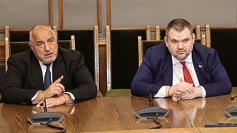 "Борисов и Пеевски искат една отслабена ПП-ДБ, която да си лепнат като кръпка"