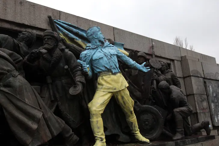 Паметникът на Съветската армия осъмна в украински цветове
