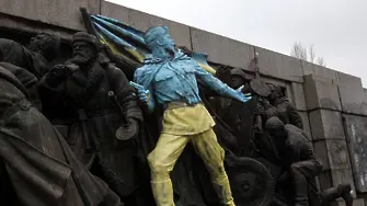 Паметникът на Съветската армия осъмна в украински цветове